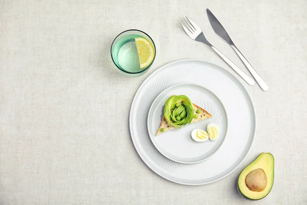 Lekker Ontbijt Met Scherpe Avocado Toast Tafel Bovenaanzicht — Stockfoto