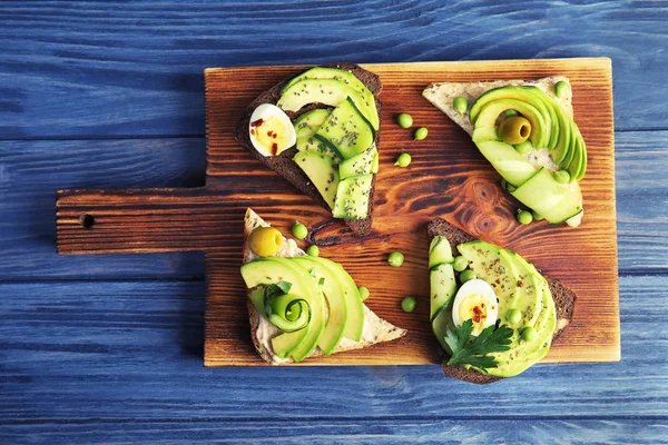 Ahşap masa, üstten görünüm üzerinde avokado ile lezzetli net tost
