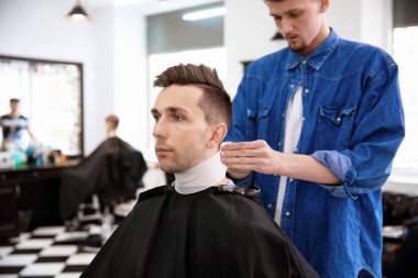 Profesyonel kuaför müşteri Kuaför Salon ile çalışma. Hippi moda