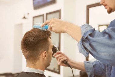 Profesyonel kuaför müşteri Kuaför Salon ile çalışma. Hippi moda
