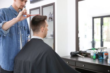 Profesyonel kuaför müşteri Kuaför Salon ile çalışma. Hippi moda