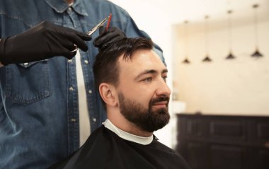 Profesyonel kuaför müşteri Kuaför Salon ile çalışma. Hippi moda