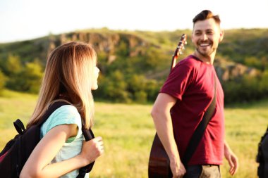 Vahşi doğada yürüyüş gençler. Kamp sezon