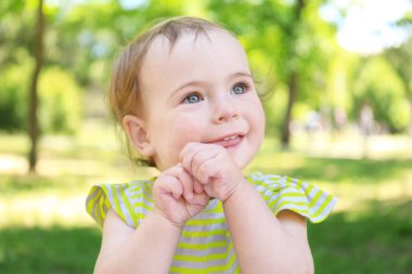 Şirin bebek kız güneşli parkta portresi