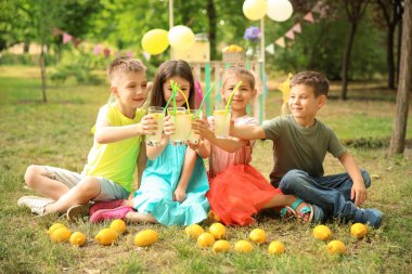 Parkta doğal limonatalı küçük çocuklar.