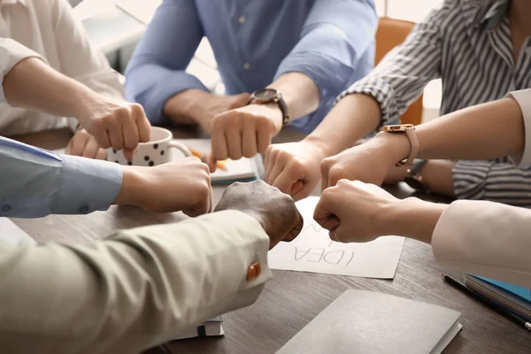 Gente Che Mette Mani Insieme Tavola Concetto Unità — Foto Stock