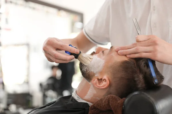 Professioneller Friseur Der Mit Kunden Friseursalon Zusammenarbeitet Hipster Mode — Stockfoto