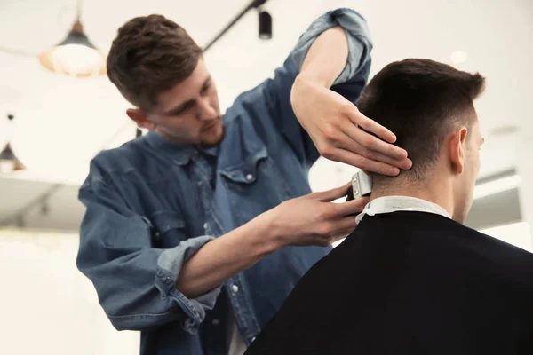 Professioneller Friseur Der Mit Kunden Friseursalon Zusammenarbeitet Hipster Mode — Stockfoto