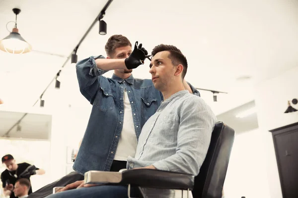 Barbeiro Profissional Trabalhando Com Cliente Salão Cabeleireiro Moda Hipster — Fotografia de Stock