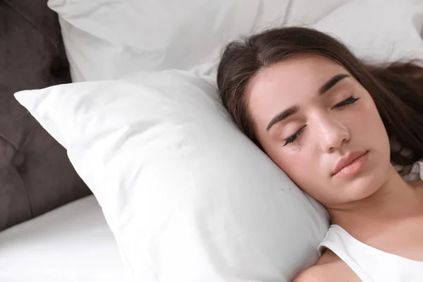 Ung Kvinna Med Eyelash Förlust Problemet Sover Sängen — Stockfoto