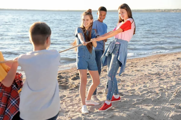 Gruppo Bambini Tirando Corda Durante Tiro Alla Fune Gioco Guerra — Foto Stock