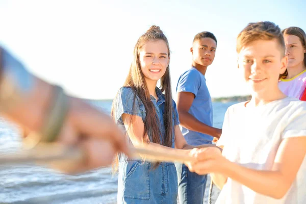 Groupe Enfants Tirant Corde Pendant Remorqueur Jeu Guerre Sur Plage — Photo