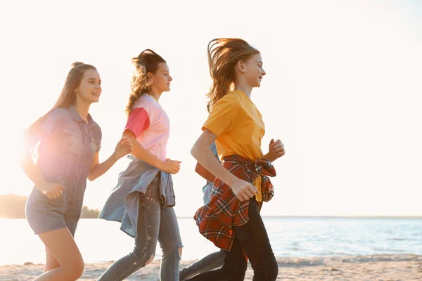 Groep Kinderen Lopen Strand Zomerkamp — Stockfoto