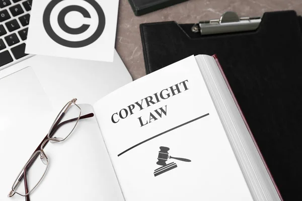 Libro Con Palabras Derecho Copyright Mesa Primer Plano — Foto de Stock