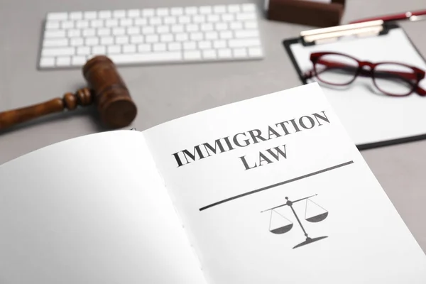 移民法の単語帳 テーブルで クローズ アップ グラス — ストック写真