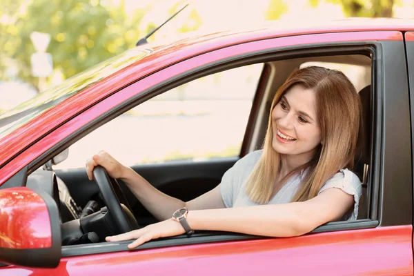 Mulher Bonita Feliz Dirigindo Carro Moderno — Fotografia de Stock