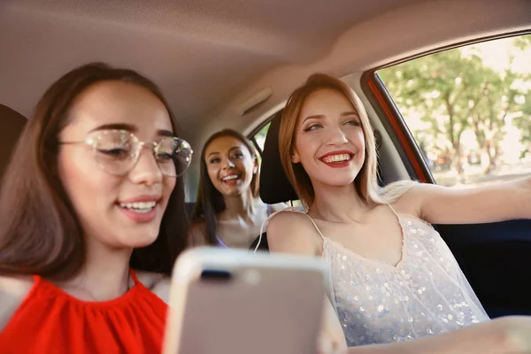 Feliz Hermosas Mujeres Jóvenes Juntos Coche — Foto de Stock