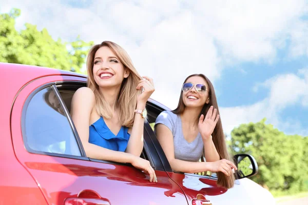 Feliz Hermosas Mujeres Jóvenes Juntos Coche —  Fotos de Stock