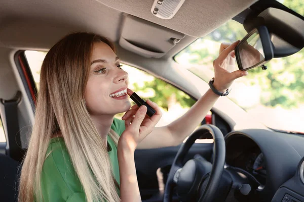 Mulher Descuidada Bonita Aplicando Maquiagem Carro — Fotografia de Stock