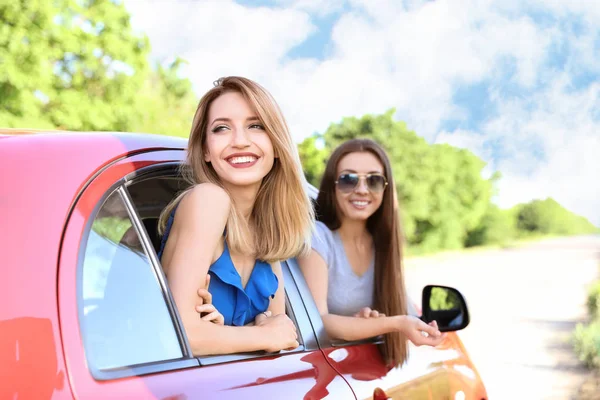 Feliz Hermosas Mujeres Jóvenes Juntos Coche —  Fotos de Stock