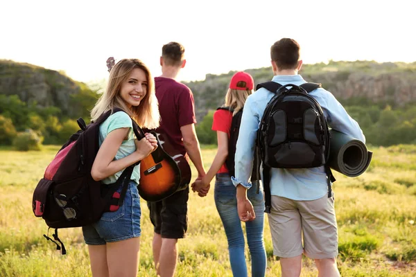 Bir grup vahşi genç insan. Kamp sezon