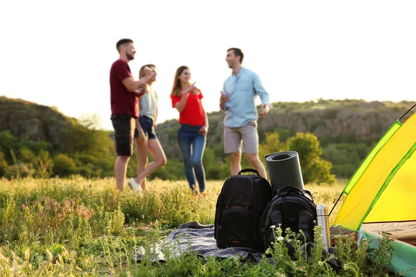 Attrezzatura Campeggio Gruppo Giovani Nella Natura Selvaggia — Foto Stock