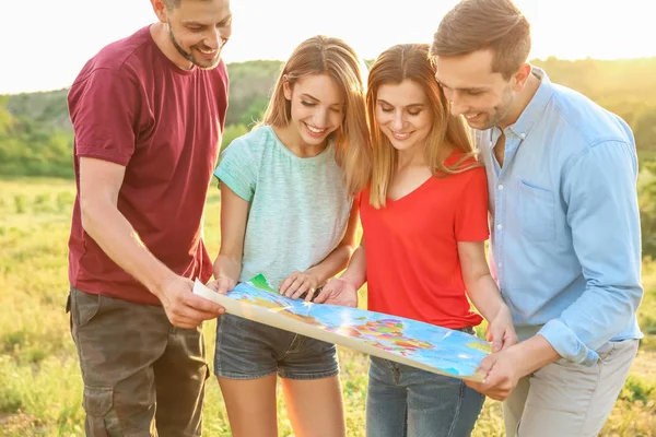 Gruppo Giovani Che Esplorano Mappa All Aperto Campeggi Stagione — Foto Stock