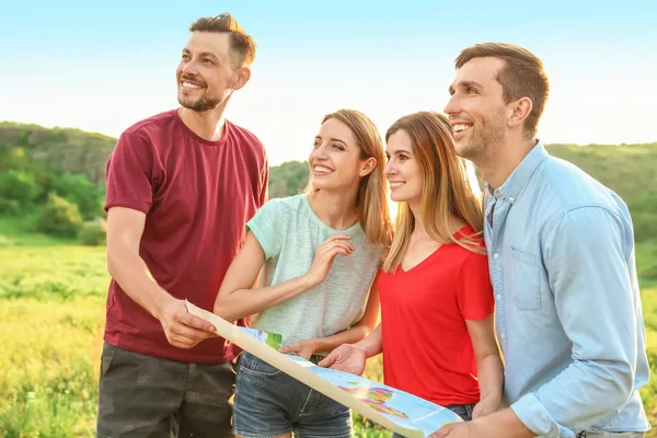 Grupo Jovens Explorando Mapas Livre Temporada Acampamento — Fotografia de Stock