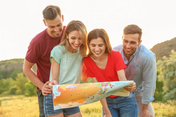 Grupo Jóvenes Explorando Mapa Aire Libre Temporada Camping —  Fotos de Stock