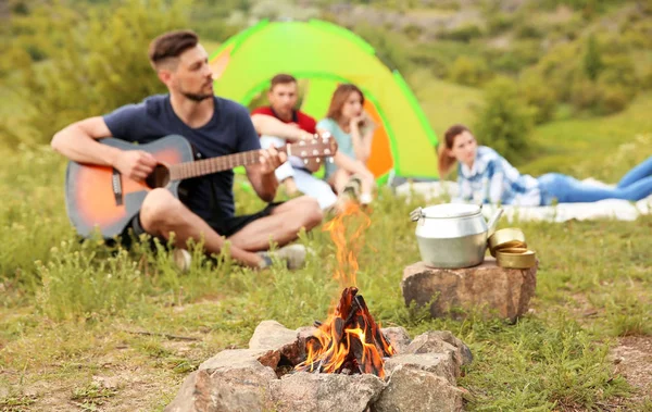 Gruppo Persone Che Riposa All Aperto Concentra Sul Falò Campeggi — Foto Stock