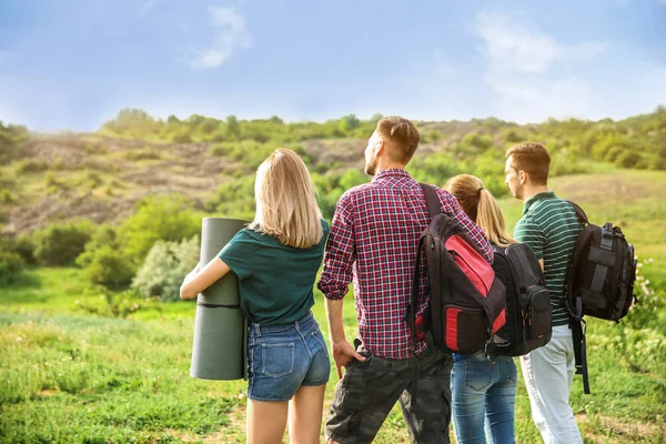 Gruppo Giovani Con Zaini Nel Deserto Campeggi Stagione — Foto Stock