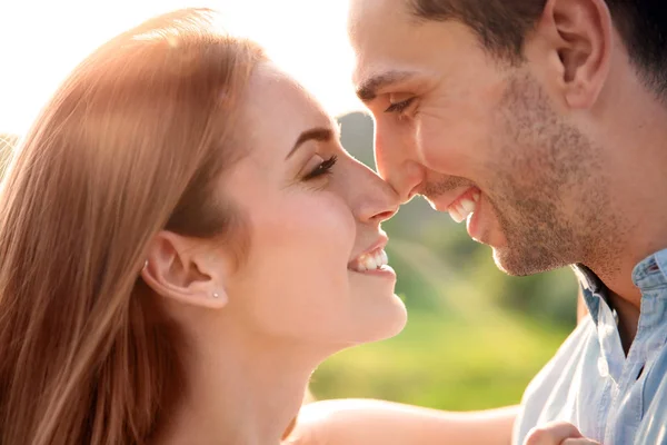 Bonito Jovem Casal Apaixonado Posando Livre Dia Ensolarado — Fotografia de Stock