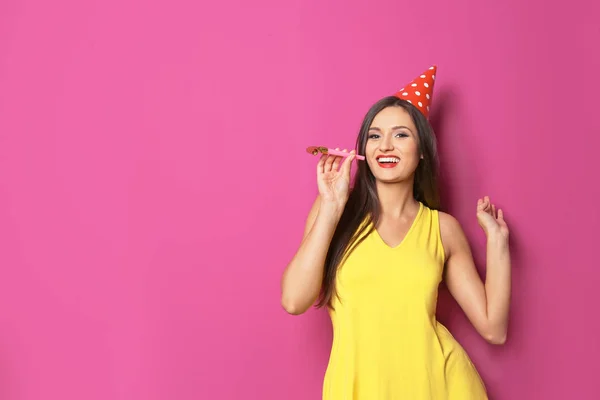 Mujer Joven Con Ventilador Fiesta Sobre Fondo Color Celebración Del — Foto de Stock