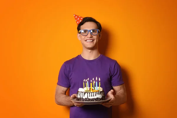 Doğum Günü Pastası Renk Arka Plan Üzerinde Olan Genç Adam — Stok fotoğraf