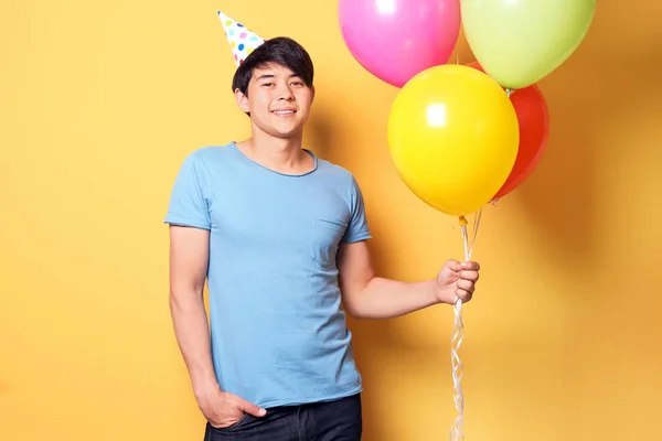 Joven Con Globos Brillantes Sobre Fondo Color Celebración Del Cumpleaños —  Fotos de Stock
