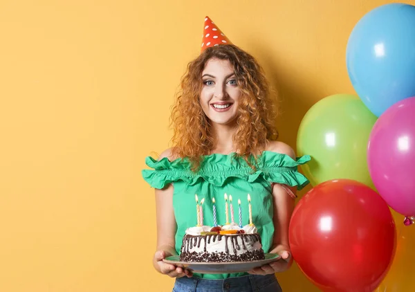 Mujer Joven Con Pastel Cumpleaños Cerca Globos Brillantes Fondo Color —  Fotos de Stock