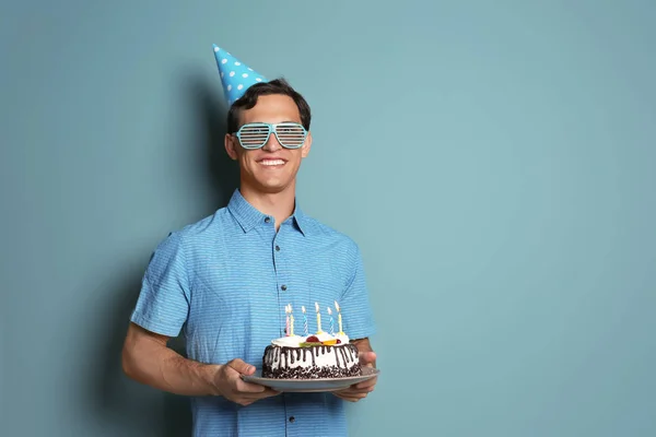 Jonge Man Met Cake Van Kindverjaardag Kleur Achtergrond — Stockfoto