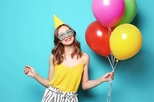 Parlak Balonlar Renk Arka Plan Üzerinde Olan Kadın Doğum Günü — Stok fotoğraf