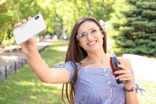 Mujer Joven Con Botella Cola Tomando Selfie Aire Libre — Foto de Stock