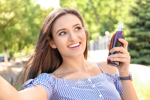 Jovem Com Garrafa Cola Tomando Selfie Livre — Fotografia de Stock