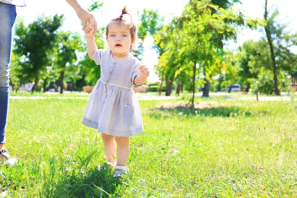 Bebek Kız Açık Havada Yürümeyi Öğrenirken Annesinin Elini Tutarak — Stok fotoğraf