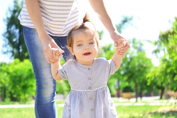 Bebek Kız Açık Havada Yürümeyi Öğrenirken Annenin Elele — Stok fotoğraf
