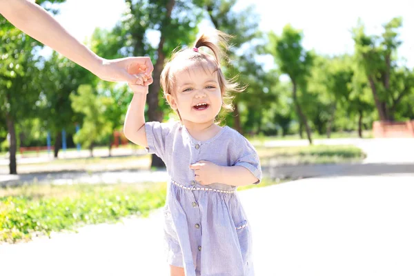 Bebek Kız Açık Havada Yürümeyi Öğrenirken Annesinin Elini Tutarak — Stok fotoğraf