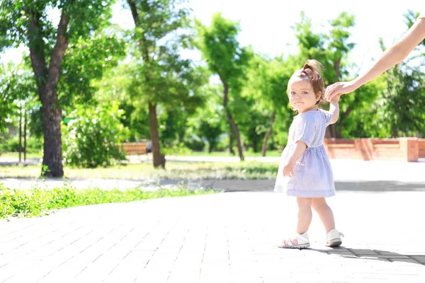 Schattig Babymeisje Met Moederdag Hand Terwijl Het Leren Lopen Buiten — Stockfoto