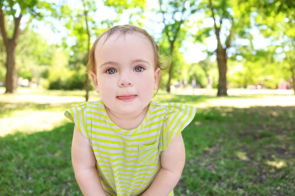 Parkban Napsütéses Nap Aranyos Kislány Portréja — Stock Fotó