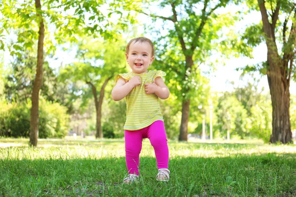 Söt Baby Flicka Lära Sig Parken Solig Dag — Stockfoto