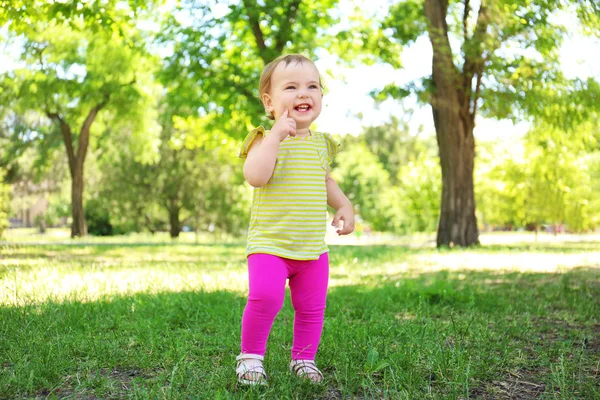 晴れた日に公園の中を歩くことを学ぶのかわいい女の子 — ストック写真