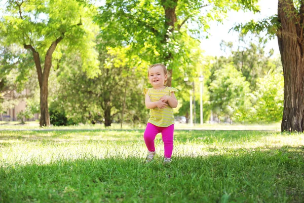 Şirin Bebek Kız Güneşli Günde Parkta Yürümeyi Öğrenme — Stok fotoğraf