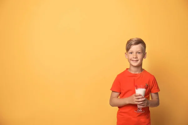 Liten Pojke Med Glas Milkshake Färgbakgrund — Stockfoto