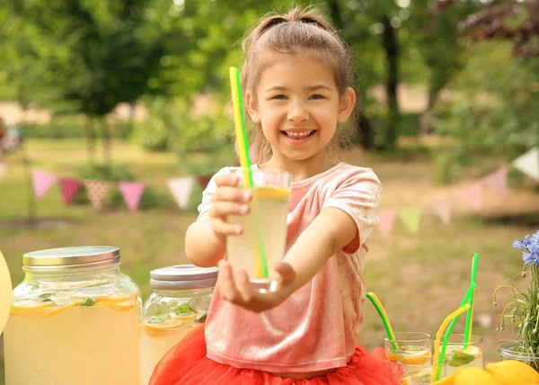 公园里有天然柠檬水的小女孩 — 图库照片